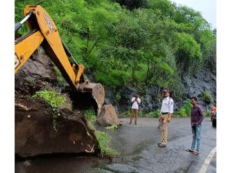 कन्नड घाटामध्ये पुन्हा दरड कोसळली