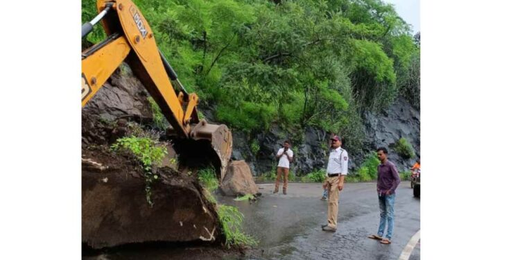 कन्नड घाटामध्ये पुन्हा दरड कोसळली