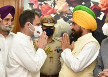 पंजाबच्या मुख्यमंत्रीपदाची चरणजीतसिंग चन्नी यांनी घेतली शपथ