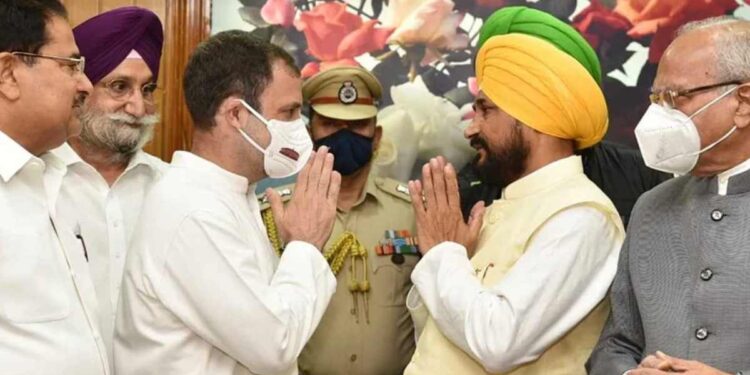 पंजाबच्या मुख्यमंत्रीपदाची चरणजीतसिंग चन्नी यांनी घेतली शपथ