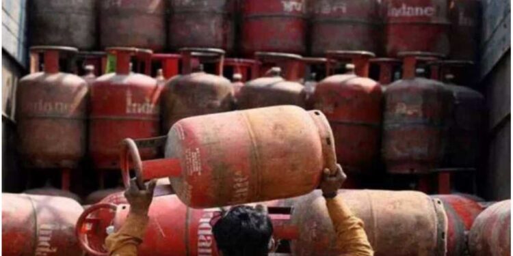 गॅस सिलेंडरच्या सबसिडीसंदर्भात सरकारने बनवली नवीन योजना? जाणून घ्या आता पैसे कोणाला मिळतील