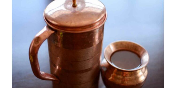 तांब्याच्या भांड्यात ठेवलेले पाणी पिण्याचे ‘हे’ फायदे तुम्हाला माहितीय का? जाणून घ्या फायदे