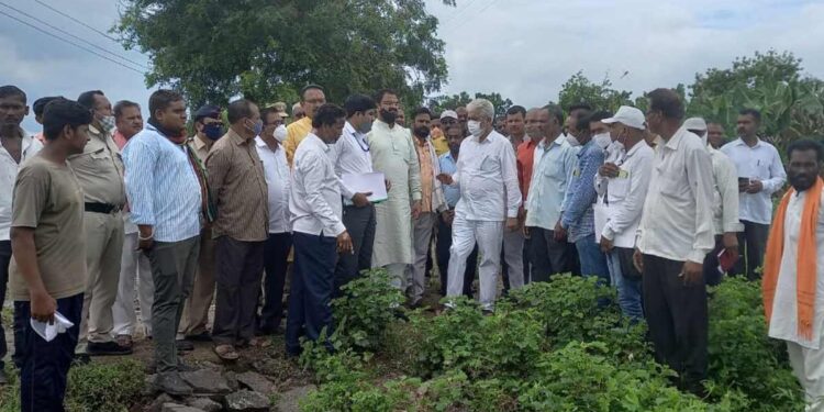 कृषी मंत्री दादाजी भुसेंनी केली जामनेर तालुक्यातील नुकसानग्रस्त भागाची पाहणी