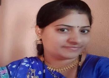 चिमुकला घरात असताना आईने घेतला गळफास ; गाळण येथील घटना