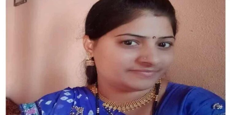 चिमुकला घरात असताना आईने घेतला गळफास ; गाळण येथील घटना