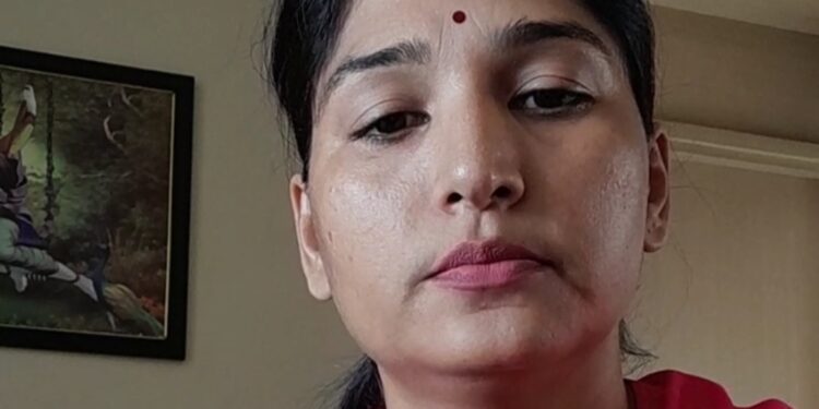 करुणा मुंडेच्या वाहनात सापडला गावठी कट्टा ; पोलिसांकडून चौकशी सुरु