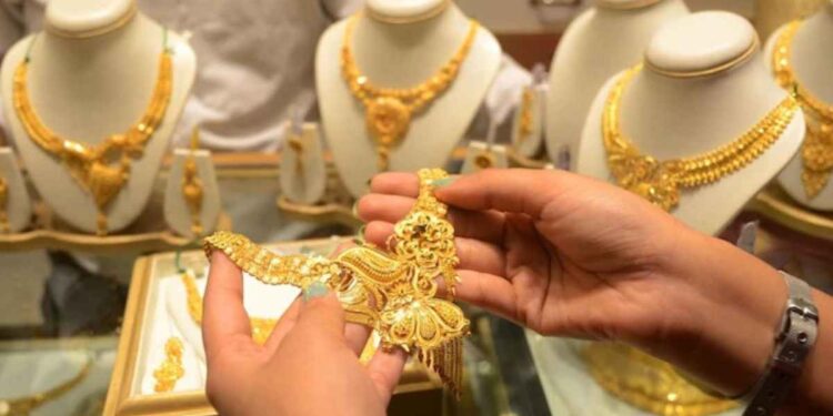 एका महिन्यात सोनं 1200 रुपयाने झाले स्वस्त ; जाणून घ्या आजचा सोने-चांदीचा भाव