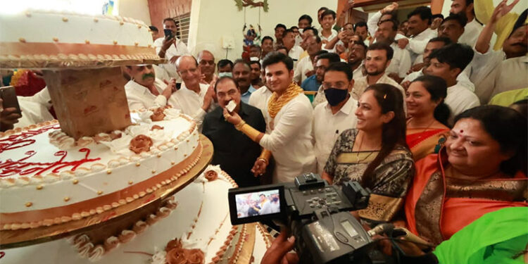 माजी महसुल, कृषी मंत्री एकनाथराव खडसे यांचा वाढदिवस मुक्ताईनगर येथे मोठया जल्लोषात साजरा