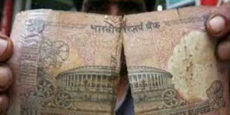 तुमच्याकडे देखील फाटलेली नोट आहे? बँकेतून अशी बदलून घ्याल, जाणून घ्या