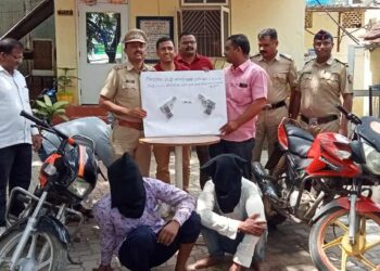 दोन बनावटीचे पिस्तूलसह तीन जण ताब्यात, एक फरार