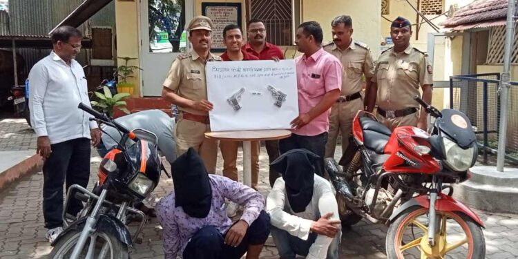 दोन बनावटीचे पिस्तूलसह तीन जण ताब्यात, एक फरार