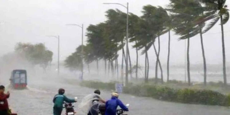 महाराष्ट्राला चक्रीवादळाचा धोका, हवामान खात्याकडून ‘या’ जिल्ह्यांना सतर्कतेचा इशारा