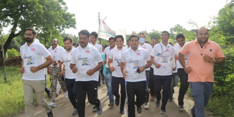 स्वातंत्र्याच्या अमृत महोत्सवानिमित्त ‘फिट इंडिया फ्रीडम रन’ मध्ये धावले जळगावकर