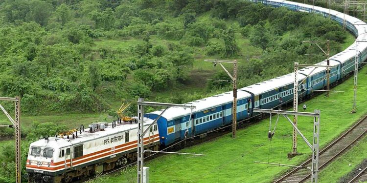 प्रवाशांनो लक्ष द्या…! रेल्वेने ‘या’ ११ विशेष गाड्या केल्या रद्द तर १२ गाड्यांचा मार्ग बदलला