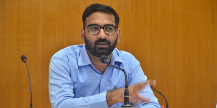 मास्क वापरणे बंधनकारक, अन्यथा दंड भरावा लागेल ; जिल्हाधिकारी यांचे निर्देश