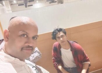 कारवाई दरम्यान शाहरुख खानच्या मुलासोबत काढलेला ‘त्या’ सेल्फीवर  अखेर ‘NCB’ ने दिलं स्पष्टीकरण…