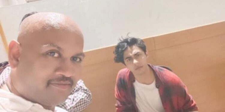 कारवाई दरम्यान शाहरुख खानच्या मुलासोबत काढलेला ‘त्या’ सेल्फीवर अखेर ‘NCB’ ने दिलं स्पष्टीकरण…