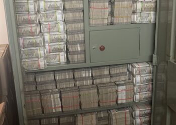 पाचशे रुपयाच्या नोटांनी खचा खच भरलेल्या ‘त्या’  कपाटाचे फोटो सोशल मीडियावर तुफान व्हायरल …