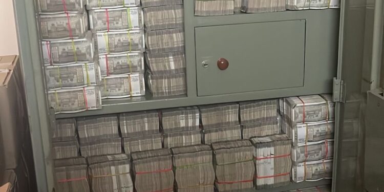 पाचशे रुपयाच्या नोटांनी खचा खच भरलेल्या ‘त्या’ कपाटाचे फोटो सोशल मीडियावर तुफान व्हायरल …