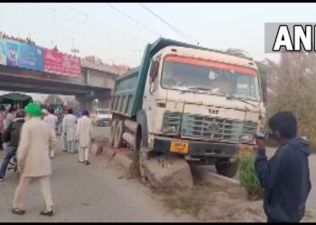 धक्कादायक ; महिला शेतकरी आंदोलकांना ट्रकनं चिरंडलं