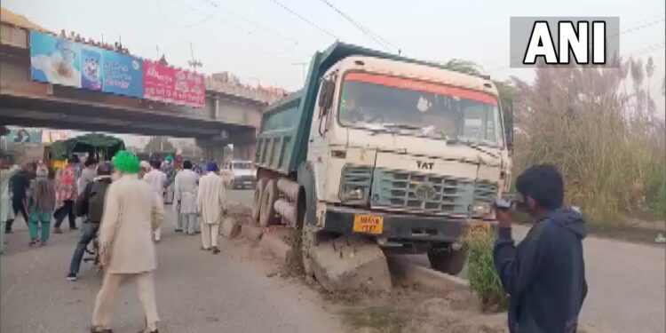 धक्कादायक ; महिला शेतकरी आंदोलकांना ट्रकनं चिरंडलं