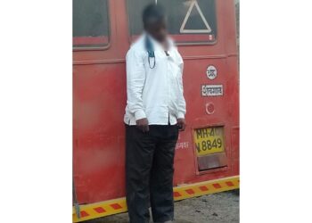 धक्कादायक ; चालकाने आगारात उभ्या असलेल्या एसटीलाच गळफास घेत केली आत्महत्या