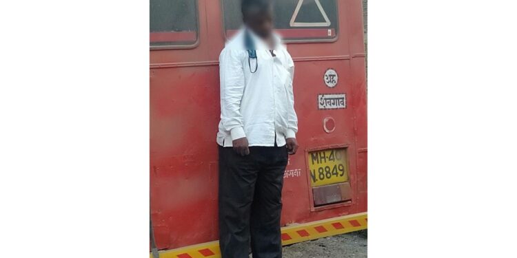 धक्कादायक ; चालकाने आगारात उभ्या असलेल्या एसटीलाच गळफास घेत केली आत्महत्या