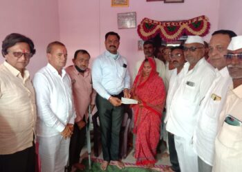 गुढे येथील नाल्यात वाहून गेलेल्या भीमा माळी यांच्या वारसाला ४ लाखांच्या धनादेशाचे वाटप