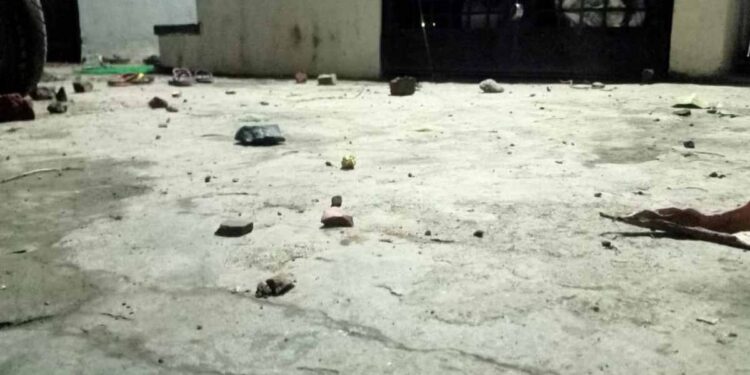 जळगावात नगरात दोन गटात दंगल; पोलिसांवरच केली दगडफेक