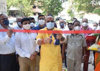 शासकीय वैद्यकीय महाविद्यालयातील ऑक्सिजन निर्मिती प्रकल्पाचे पालकमंत्र्यांच्या हस्ते उद्घाटन