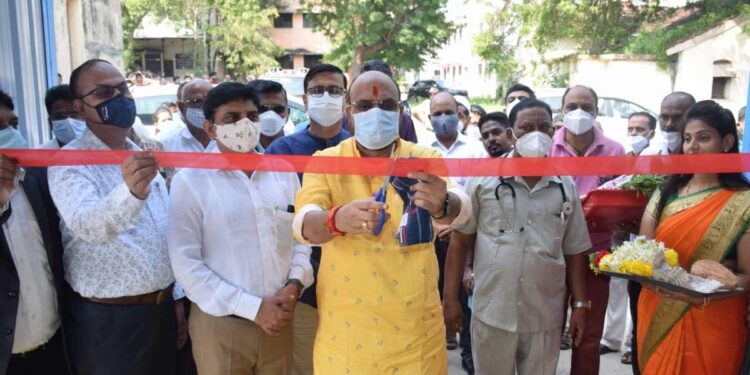 शासकीय वैद्यकीय महाविद्यालयातील ऑक्सिजन निर्मिती प्रकल्पाचे पालकमंत्र्यांच्या हस्ते उद्घाटन