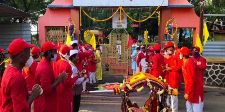 अमळनेरातील मंगळग्रह मंदिराचे प्रवेशद्वार मोठ्या जल्लोषात उघडले