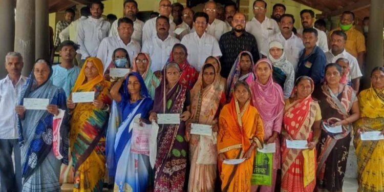 राष्ट्रीय कुटूंब लाभ योजनेतंर्गत 20 लाभार्थ्यांना पालकमंत्र्यांच्या हस्ते धनादेशाचे वाटप