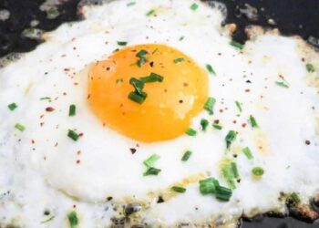 अंडी उकळताना किंवा फ्राई करताना तुम्ही ‘ही’ मोठी चूक तर करत नाही ना? जाणून घ्या