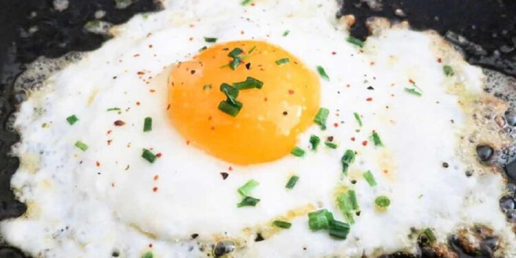 अंडी उकळताना किंवा फ्राई करताना तुम्ही ‘ही’ मोठी चूक तर करत नाही ना? जाणून घ्या