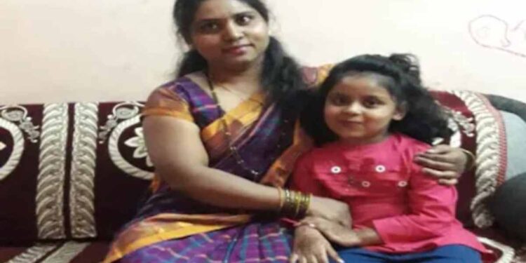 हृदय पिळवटून टाकणारी घटना । पप्पा देवाघरून येत नाहीत म्हणून देवाघरी जायचा निर्णय, माय-लेकीचा गळफास