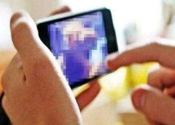 धक्कादायक : अश्लील व्हिडिओ पाहण्यास नकार दिल्याने ६ वर्षीय मुलीची हत्या ; तिघे अटकेत