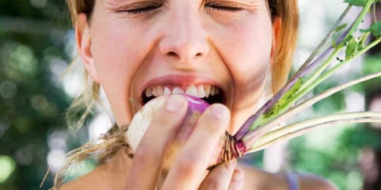 थंडीच्या मोसमात ‘हे’ 6 सुपरफूड शरीराला ठेवतात उबदार, मोठ्या आजारांपासूनही देतात संरक्षण