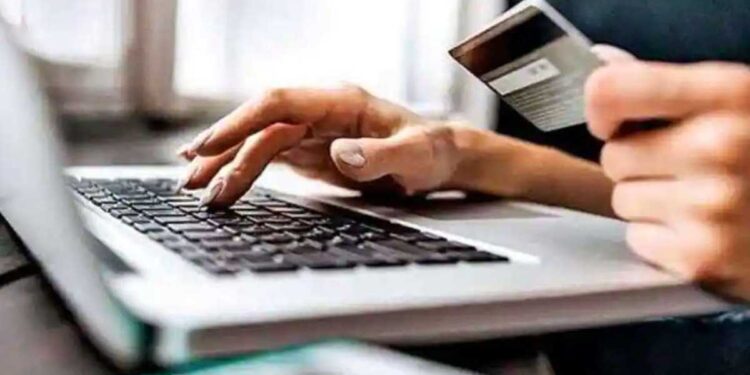 क्रेडिट कार्डधारकांनो सावधान! ‘ही’ बँक ग्राहकांच्या खात्यातून जबरदस्तीने काढतेय पैसे