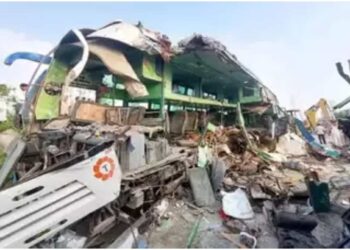 ट्रक आणि बसच्या भीषण अपघातात ८ ठार