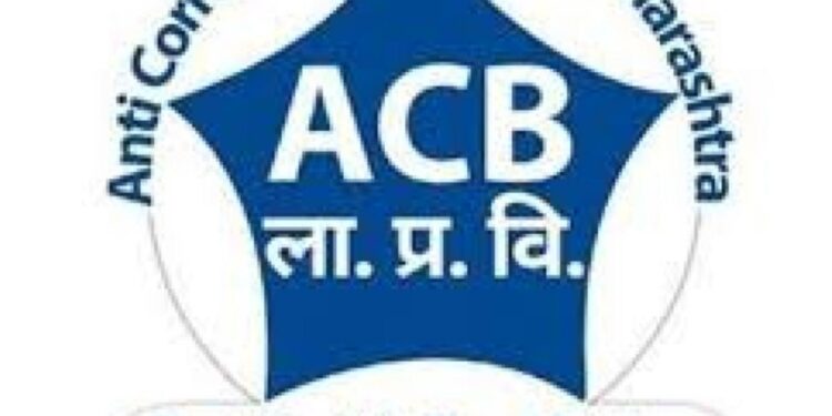 जिल्हा निंबधक कार्यालयातील कर्मचारी चार हजार रुपयाची लाच स्वीकारतांना अटकेत