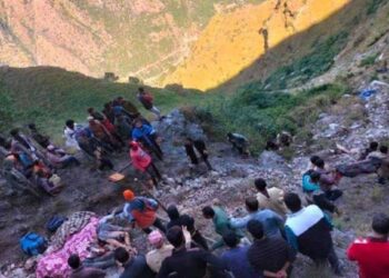 बस दरीत कोसळून १३ प्रवाशांचा मृत्यू