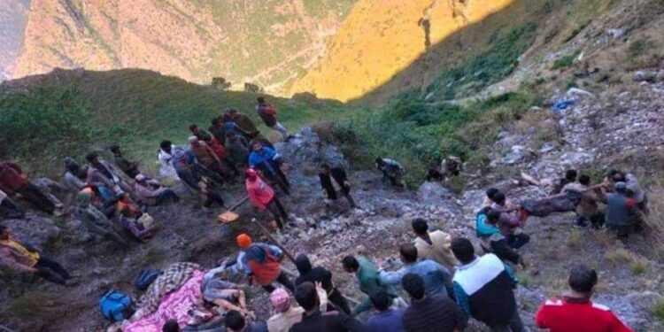 बस दरीत कोसळून १३ प्रवाशांचा मृत्यू