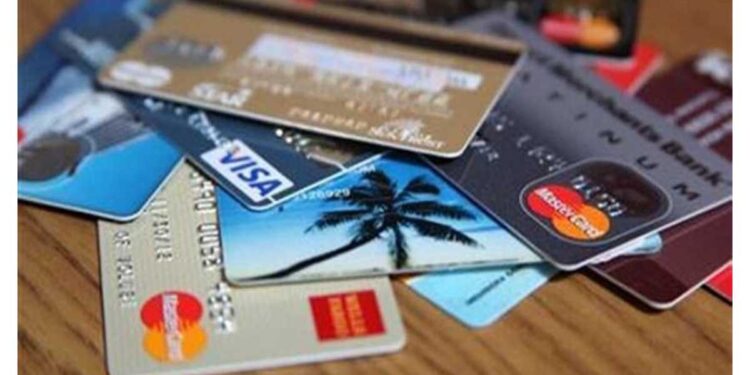 सावधान ! क्रेडिट कार्ड वापरत असाल तर ‘या’ गोष्टी ठेवा लक्षात…अन्यथा होईल मोठं नुकसान