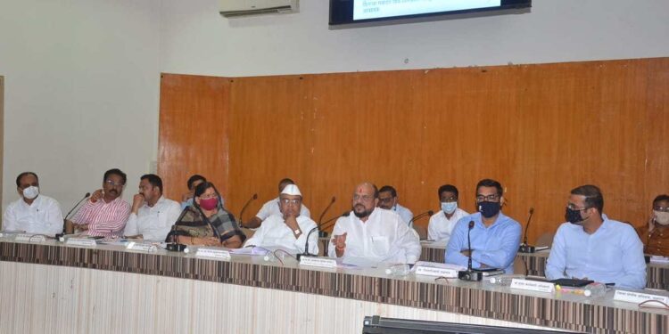 जि.प.च्या शाळेत प्रयोगशाळा उभारण्याचे प्रस्ताव सादर करा ; पालकमंत्री पाटील