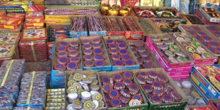 अखेर उत्तर महाराष्ट्रातील फटाके विक्री बंदीचा निर्णय मागे