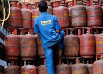 महागाईचा झटका, कमर्शियल सिलेंडर दरात तब्बल ‘इतक्या’ रुपयांची वाढ