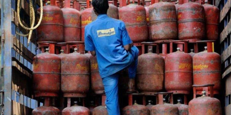महागाईचा झटका, कमर्शियल सिलेंडर दरात तब्बल ‘इतक्या’ रुपयांची वाढ