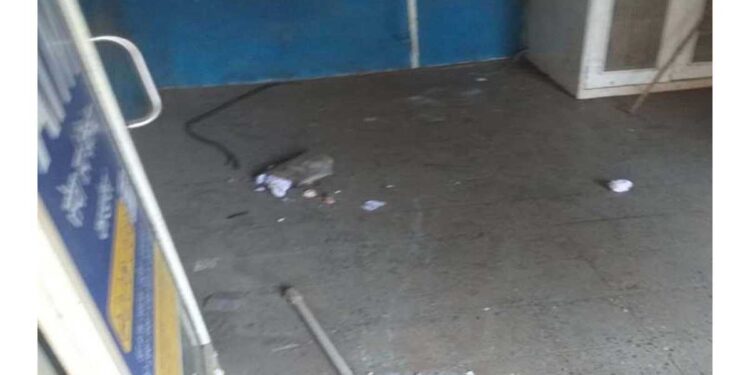 धानोऱ्यात चोरांनी चक्क एटीएम मशीनच लांबविलं