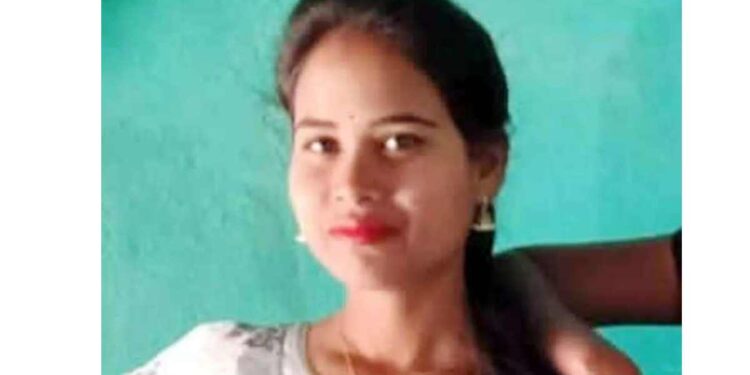 धक्कादायक : शिक्षणासाठी पैसे नसल्याने बारावीतील विद्यार्थिनीने घेतला गळफास